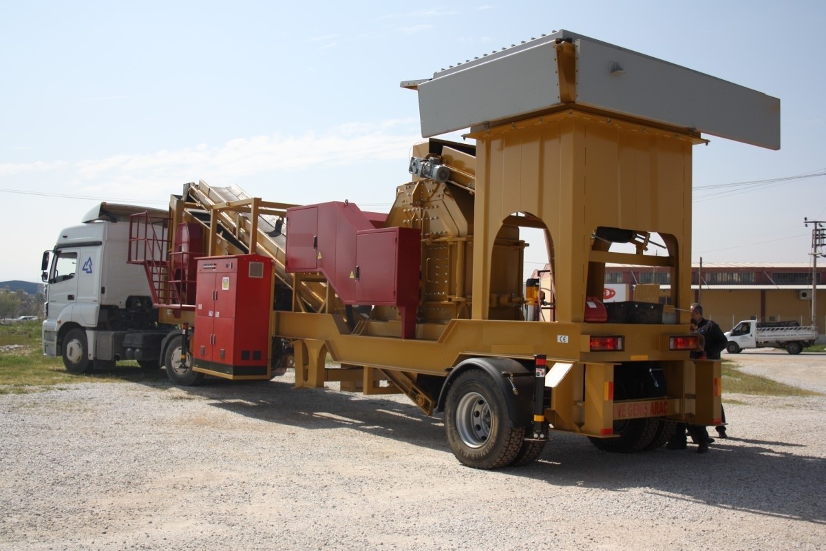 Mobile crusher plant with a capacity of 100 tons per hour Mobile crusher plant with a capacity of 100 tons per hour