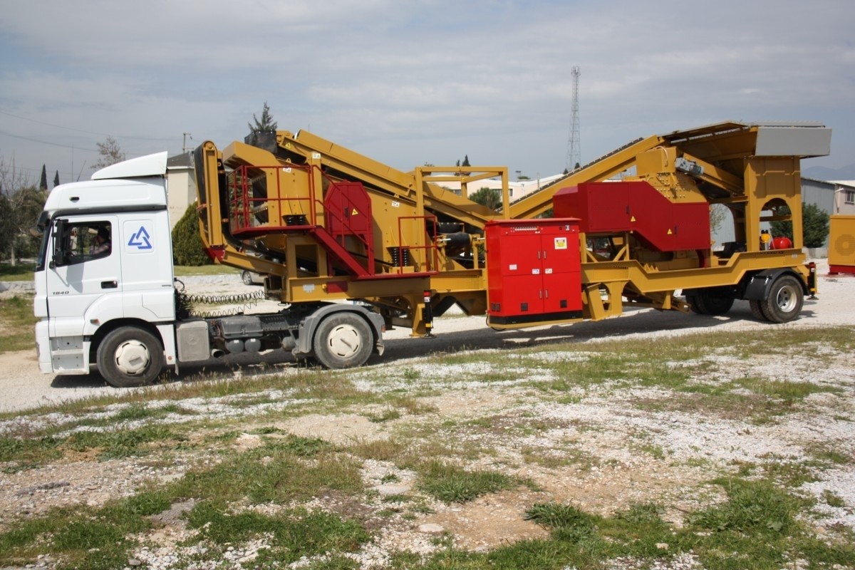 Mobile crusher plant with a capacity of 200 tons per hour Mobile crusher plant with a capacity of 200 tons per hour