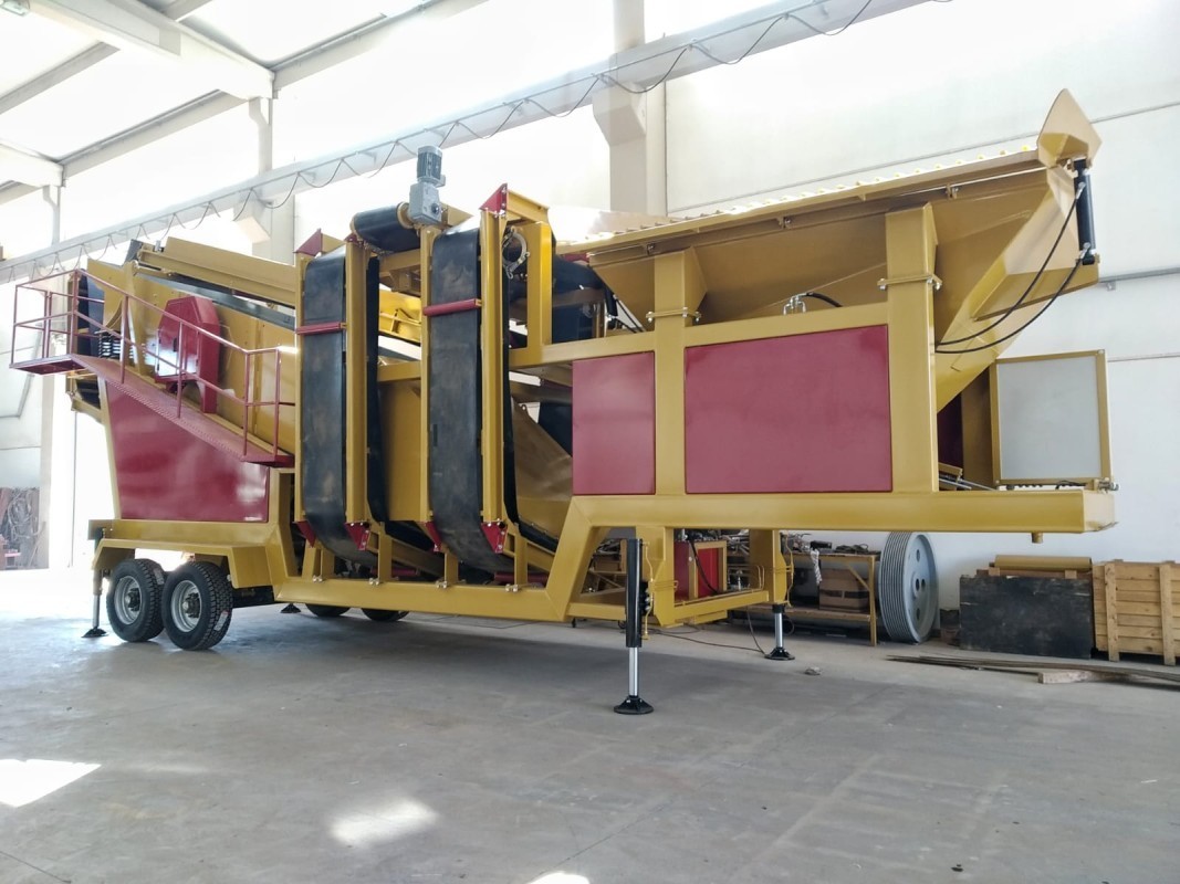 New Generation Portable Iron Ore Crushing and Screening Plant Production