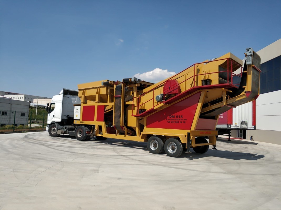 New Generation Portable Gold Ore Crushing and Screening Plant Production